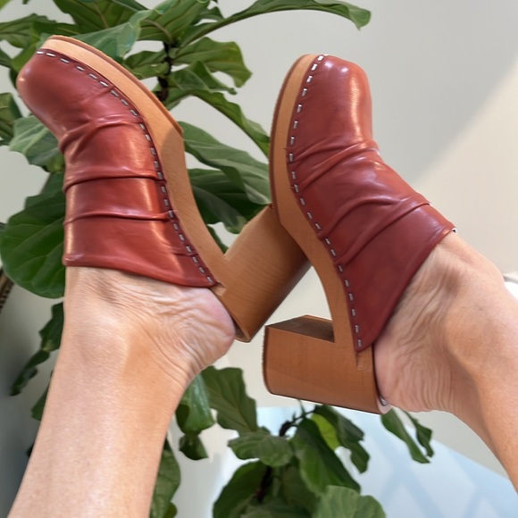 Swedish Hasbeens NWT Cognac Wrinkle Slip Inn Clog Comfortable and Fun Boho ❤️ - Picture 4 of 14